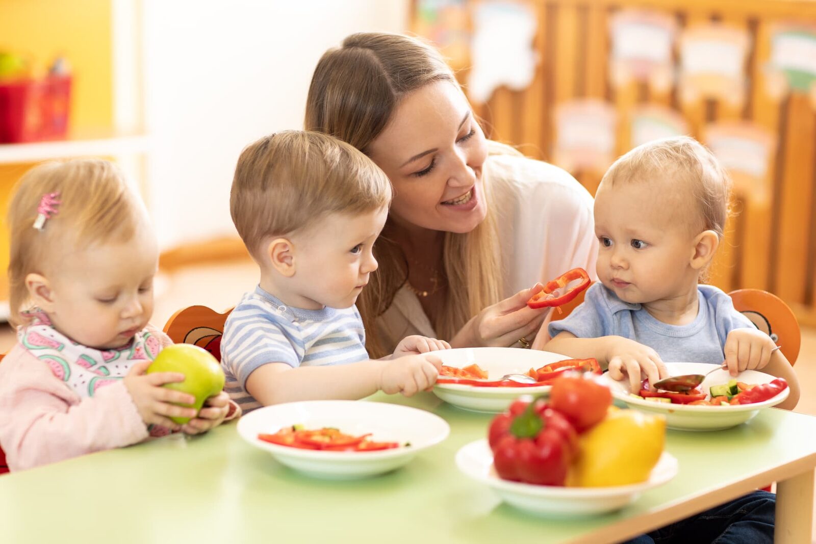 Kita-Kinder beim Mittagessen in Hamburg